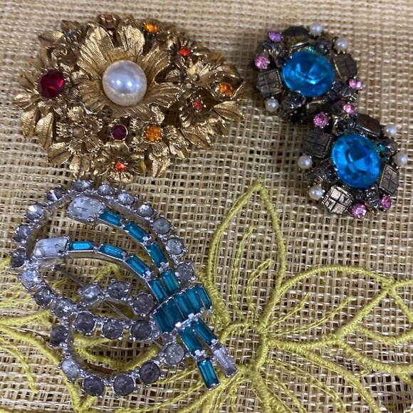 VINTAGE BROOCH AND CLIP EARRING BUNDLE - Picture 8 of 8